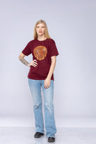 Kvinde iført rød Vajra mandala t-shirt