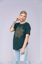 Grøn mandala t-shirt båret af kvinde