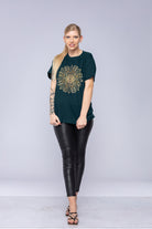 Kvinde iført en grøn mandala-t-shirt