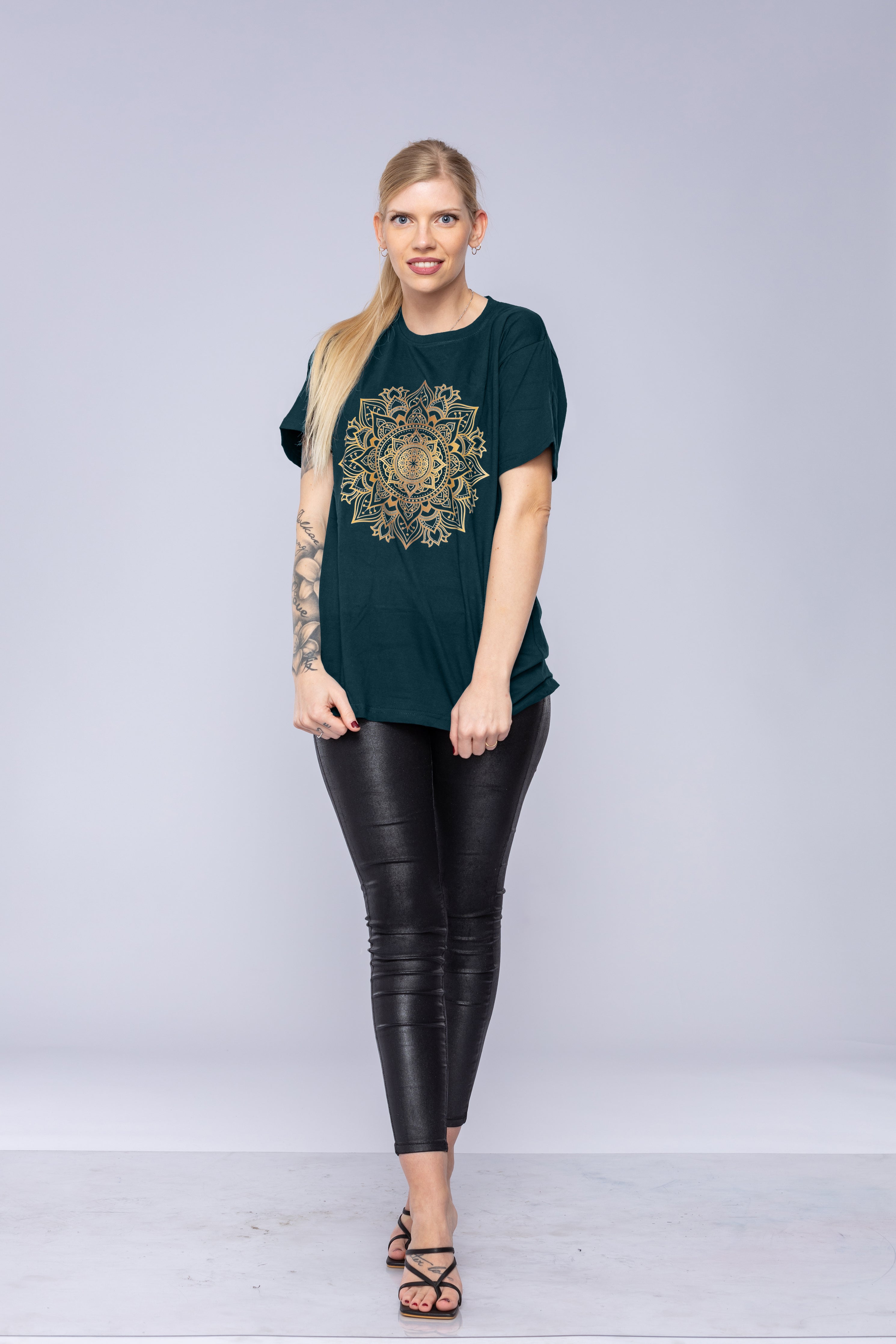 Kvinde iført en grøn mandala-t-shirt