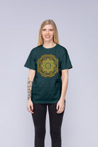 Kvinde iført grøn mandala-t-shirt