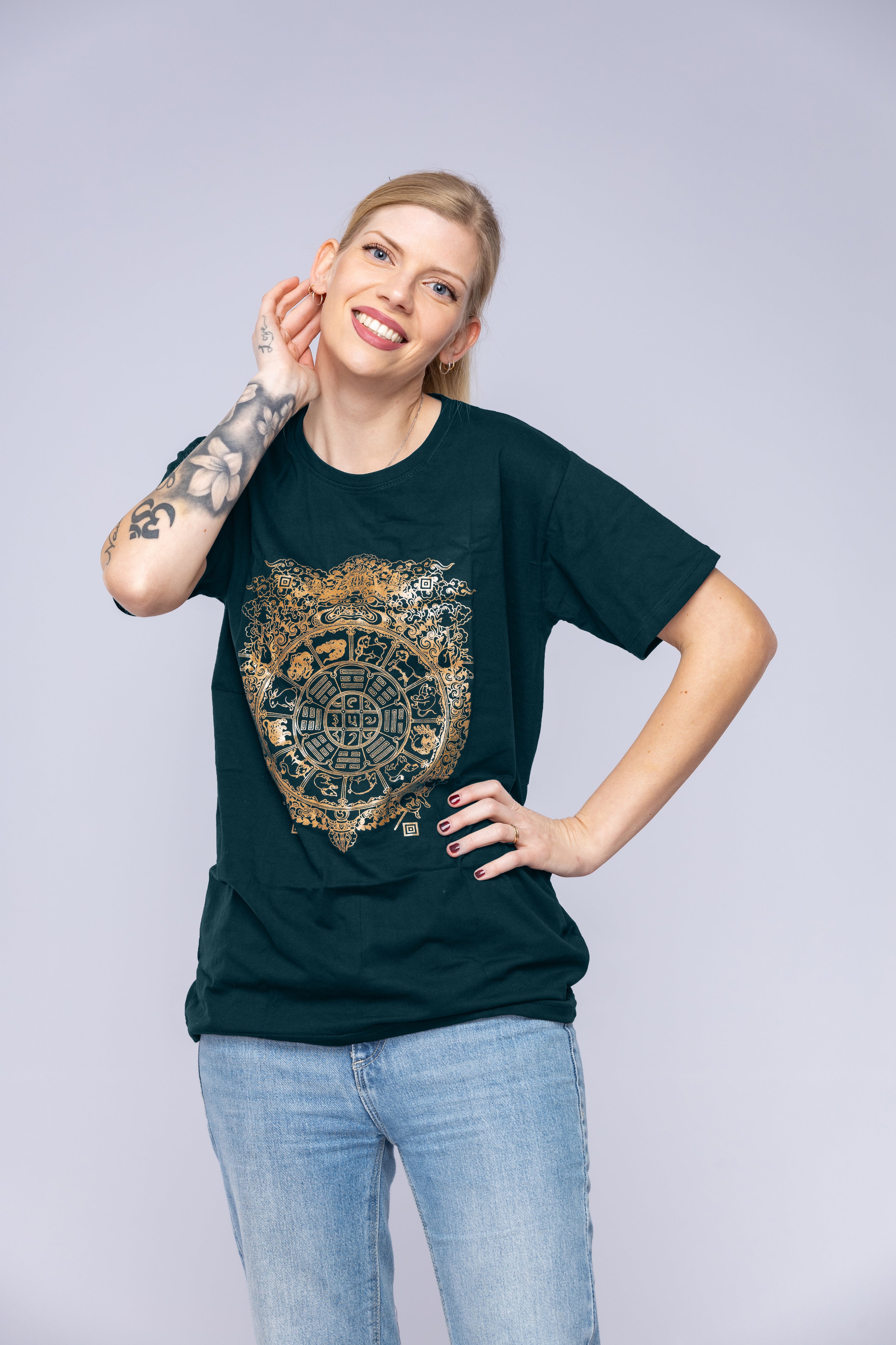 Kvinde med grøn tibetansk mandala-T-shirt
