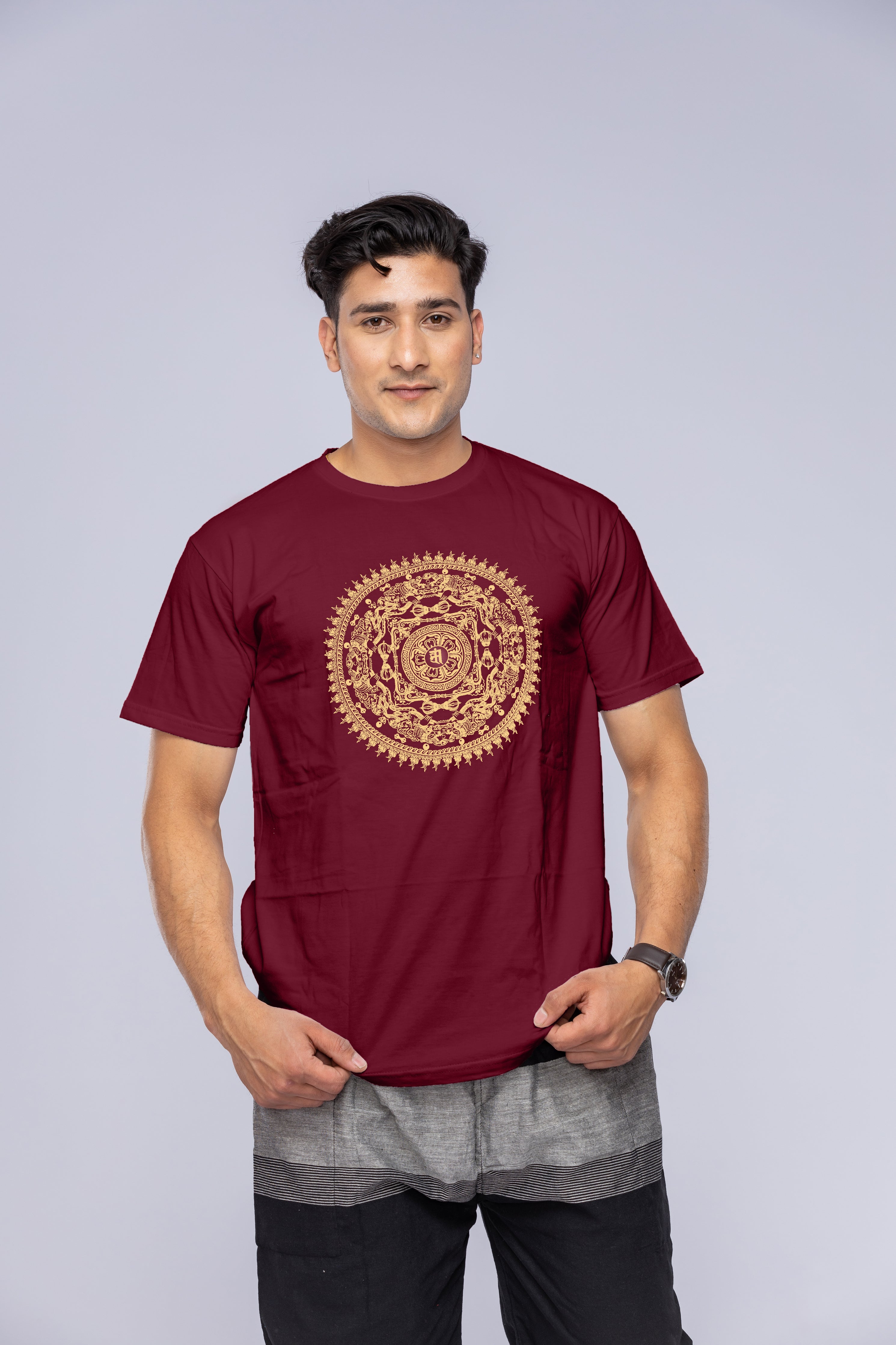 Rød mandala-t-shirt på en mand
