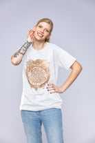 Kvinde med hvid tibetansk mandala-T-shirt