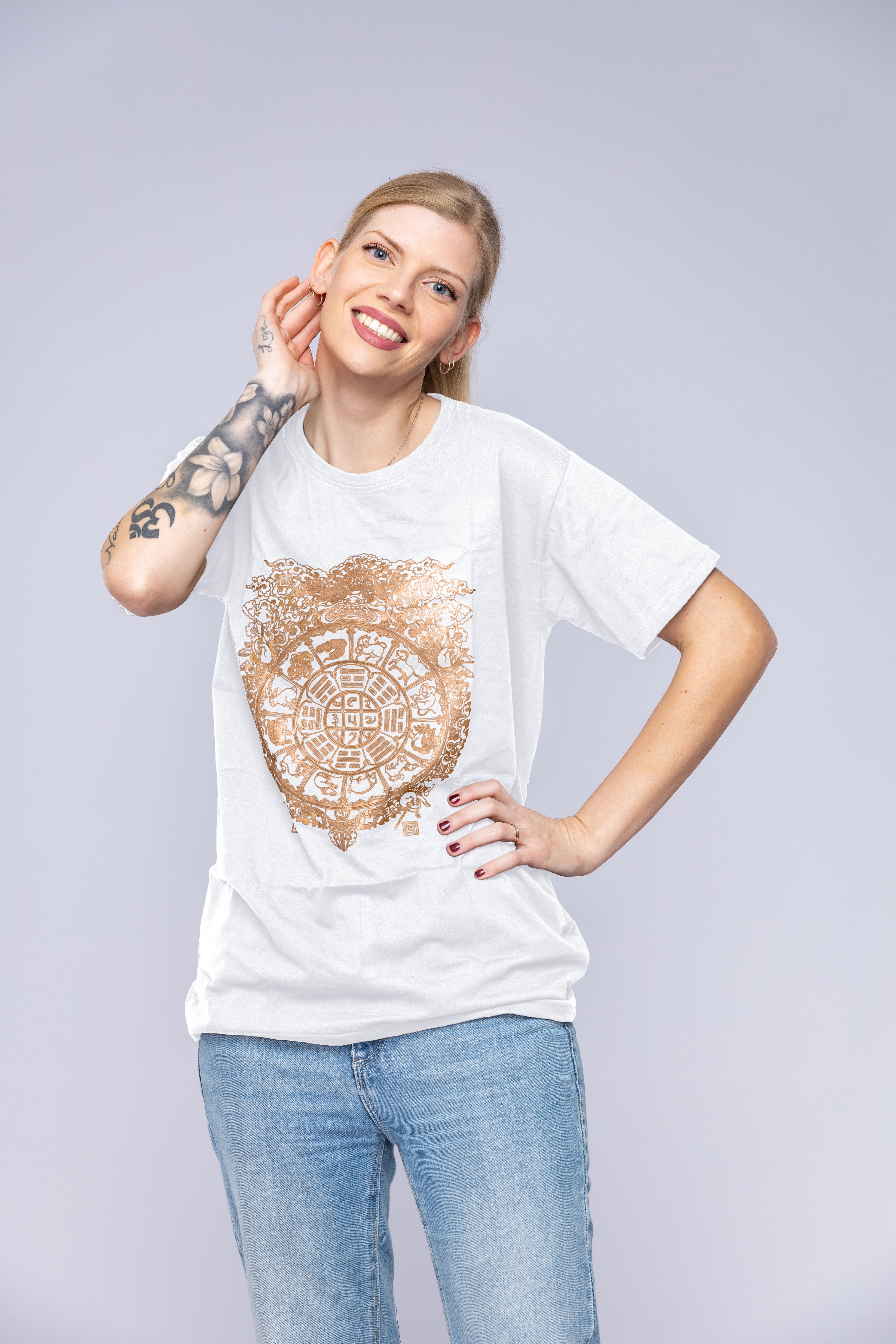 Kvinde med hvid tibetansk mandala-T-shirt