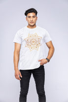 Hvid mandala t-shirt båret af mand