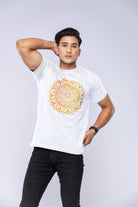 Mand står model til en hvid mandala-t-shirt
