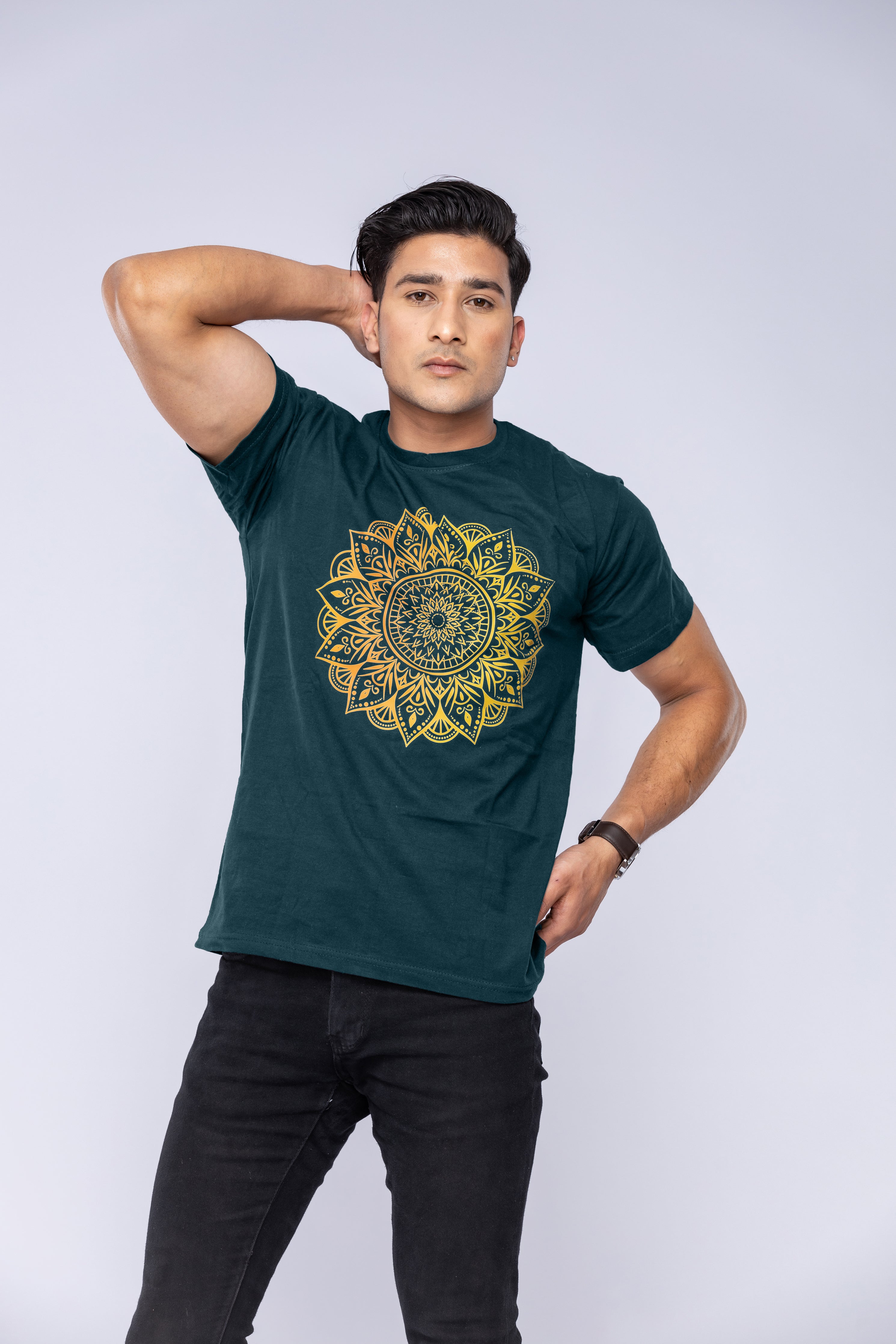 Mand modellerer en grøn mandala-t-shirt