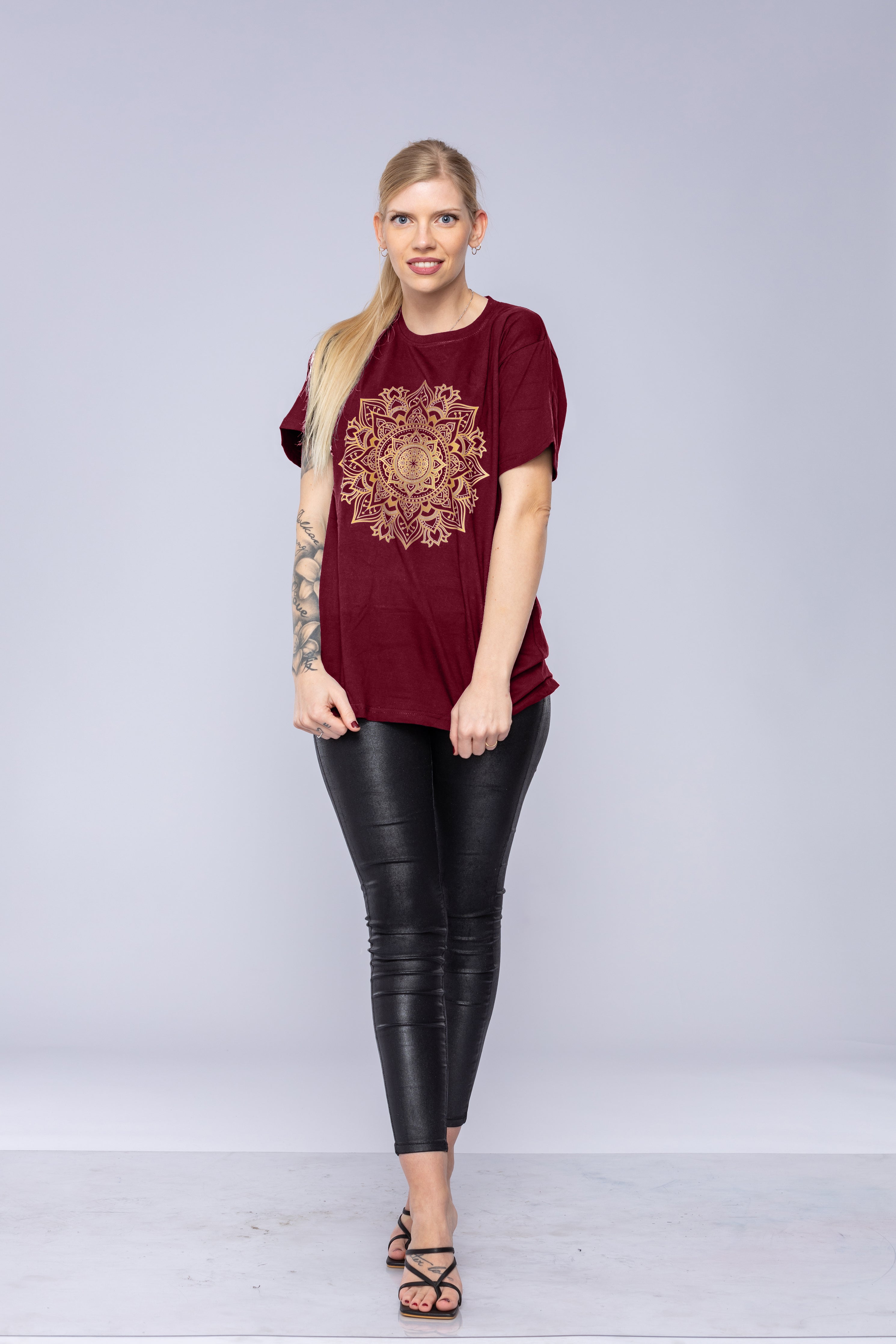 Kvinde iført rød mandala-t-shirt