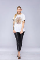 Kvinde iført hvid mandala-t-shirt