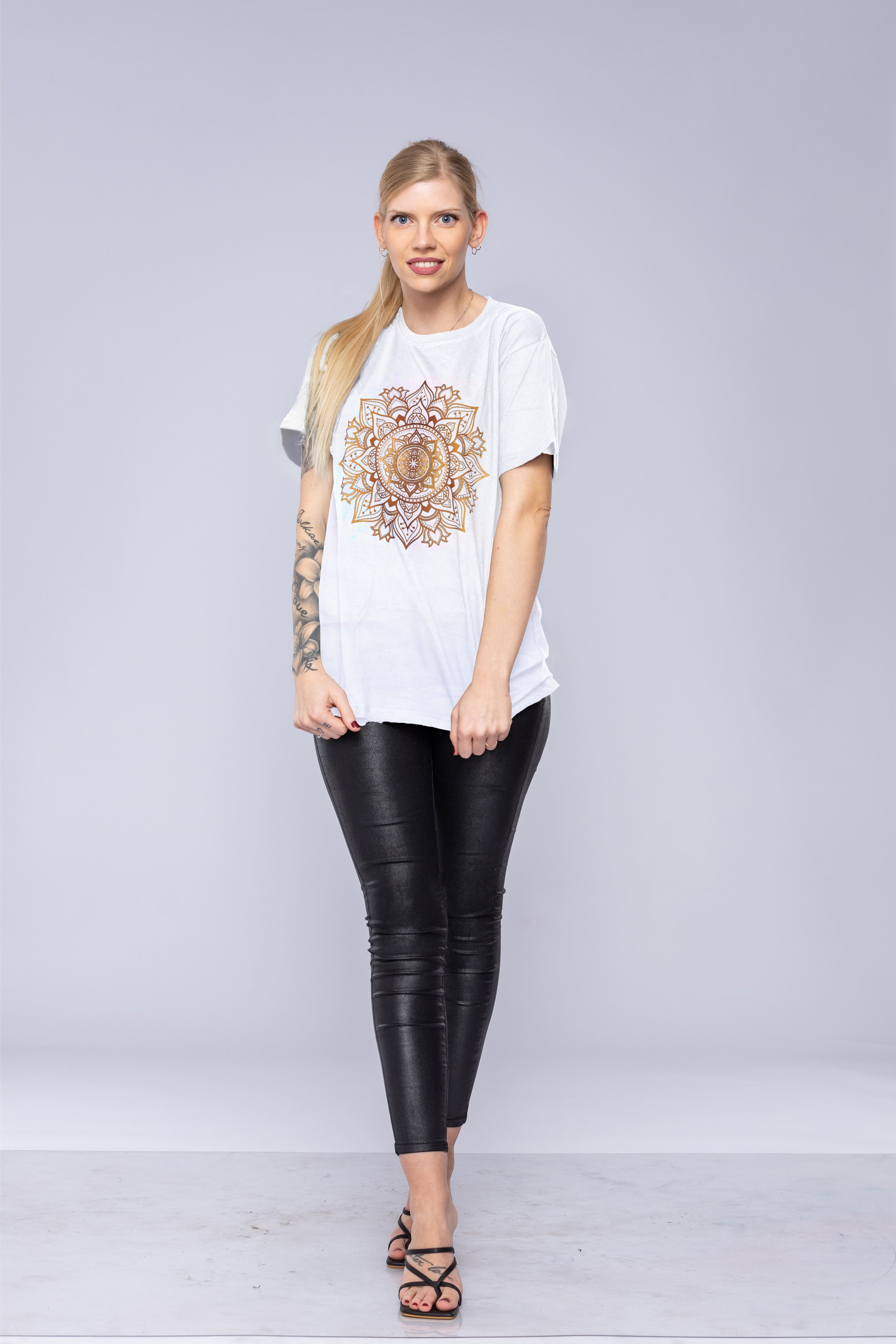 Kvinde iført hvid mandala-t-shirt