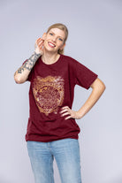 Kvinde med rød tibetansk mandala-T-shirt