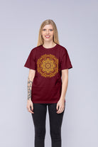 Kvinde iført rød mandala-t-shirt